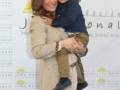 Una mujer abraza a un niño en un evento de la Fundación Juan Antonio