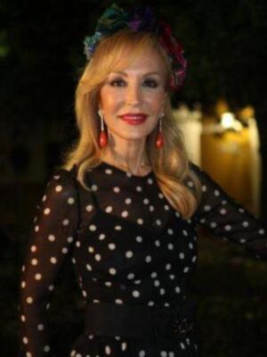 Carmen Lomana inaugura la primavera en Sevilla con la tuna