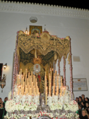 La lluvia da una tregua a la madrugada ilipense, y la Hermandad de la Vera-cruz, estreno su paso y su cuadrilla de romanos.