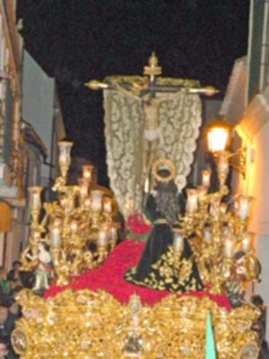 La lluvia da una tregua a la madrugada ilipense, y la Hermandad de la Vera-cruz, estreno su paso y su cuadrilla de romanos.