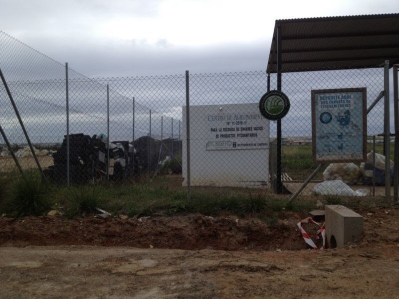 Centro de agrupamiento para envases vacíos de productos fitosanitarios en Caravaca, España.