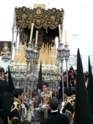  La lluvia dio una tregua en el  Viernes Santo de Alcalá del Río.
