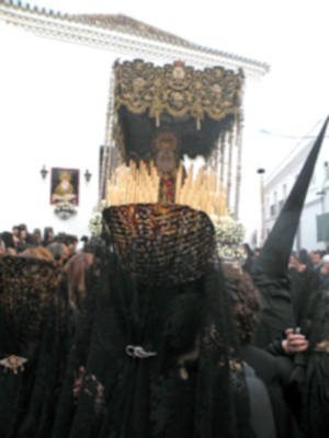  La lluvia dio una tregua en el  Viernes Santo de Alcalá del Río.