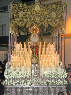  La lluvia dio una tregua en el  Viernes Santo de Alcalá del Río.