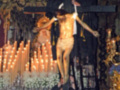 Una procesión religiosa con un Cristo crucificado en el centro, rodeado por fieles y decoraciones festivas.
