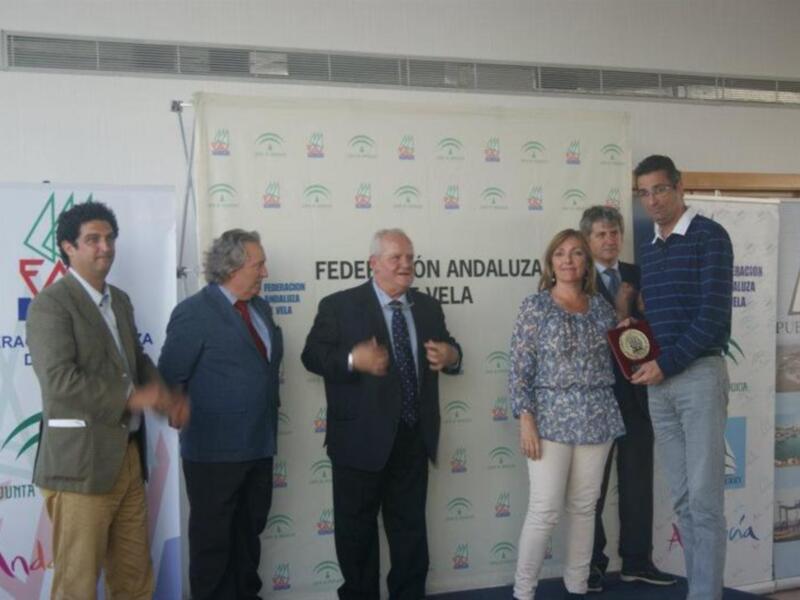 Entrega de reconocimiento en evento de la Federación Andaluza de Vela.