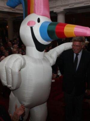  María González acompaña a su padre Felipe González homenajeado en Sevilla al cumplirse el XX aniversario de la inauguración de la expo 92 