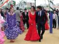 Una boda tradicional española con novia en vestido rojo y padrinos en trajes formales.