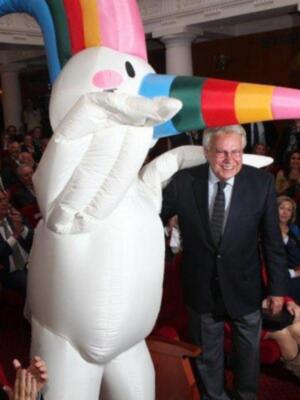  María González acompaña a su padre Felipe González homenajeado en Sevilla al cumplirse el XX aniversario de la inauguración de la expo 92 