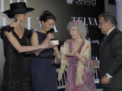 La duquesa de Alba, premio a la mejor embajadora de Sevilla en el mundo apoya a SM el rey