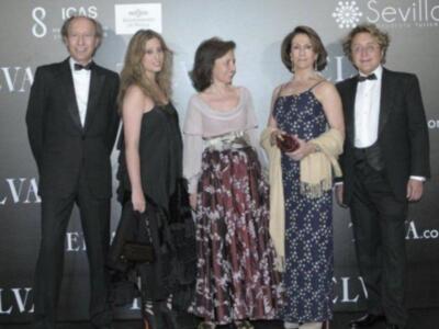 La duquesa de Alba, premio a la mejor embajadora de Sevilla en el mundo apoya a SM el rey