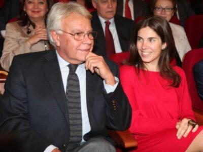 María González acompaña a su padre Felipe González homenajeado en Sevilla al cumplirse el XX aniversario de la inauguración de la expo 92