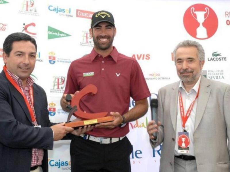 Golpeador de golf recibe premio en el Open de España de Golf 2012.
