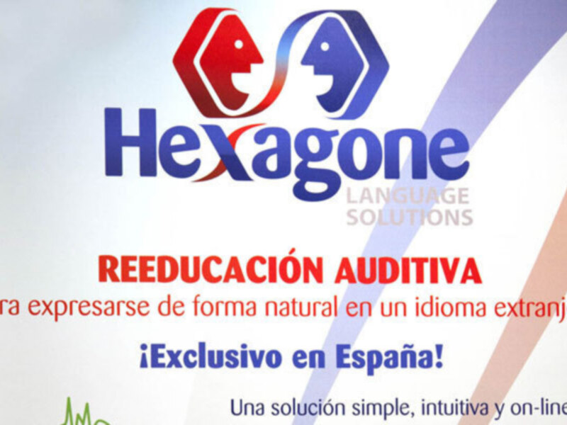 Logotipo de Hexagone con el texto 'Reeducación Auditiva' en rojo y 'Exclusivo en España' en azul, junto con información sobre soluciones de idiomas extranjeros.