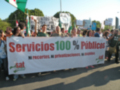 Manifestantes sostienen un cartel que reza "Servicios 100% Públicos. Ni recortes, ni privatizaciones, ni despido".