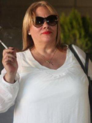 María león muy junto a su madre recoge la medalla de Sevilla para su hermano Paco León