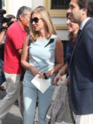 Felipe González reúne a las tres mujeres de su vida en Sevilla, su pareja Mar, su hija María y su nieta Elena