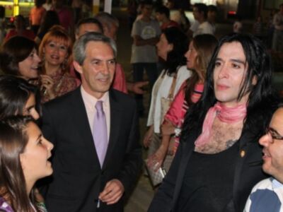 El cantante y periodista Mario Vaquerizo "pregonó" la Feria de Lora del Río en la noche del miércoles 30 de mayo