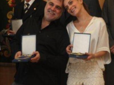 María león muy junto a su madre recoge la medalla de Sevilla para su hermano Paco León