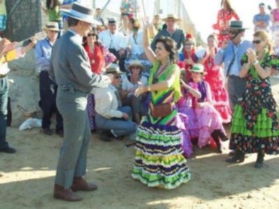 Simoneta Gómez Acebo, descalza haciendo el camino del rocío por las arenas