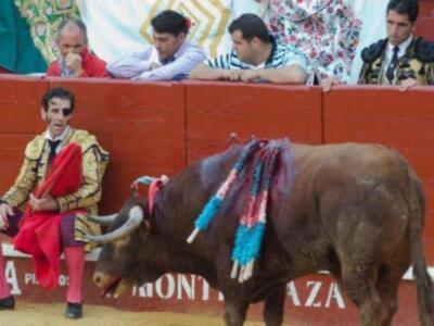 Padilla triunfa y pone banderillas con parche de diseño en un ojo