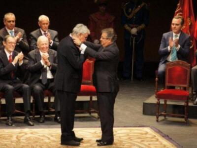 Felipe González reúne a las tres mujeres de su vida en Sevilla, su pareja Mar, su hija María y su nieta Elena