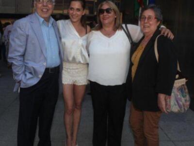 María león muy junto a su madre recoge la medalla de Sevilla para su hermano Paco León