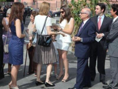Felipe González reúne a las tres mujeres de su vida en Sevilla, su pareja Mar, su hija María y su nieta Elena