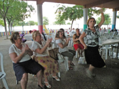 El grupo de teatro volver a empezar, puso el broche de oro de fin decurso del colegio de mayores Ceper del Polígono Norte  de Sevilla.