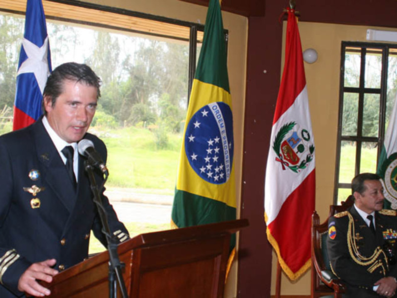 El presidente de Brasil, Jair Bolsonaro, en una ceremonia de la OEA, con la bandera de Brasil y la bandera de Perú en el fondo.