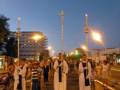 Una procesión religiosa en la noche, con personas vestidas de blanco y llevando antorchas.