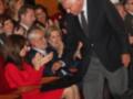 Bill Clinton saludando a una mujer en un evento formal.