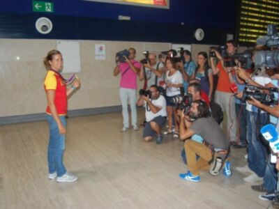 Marina Alabáu ya está en casa con su inseparable oro olímpico