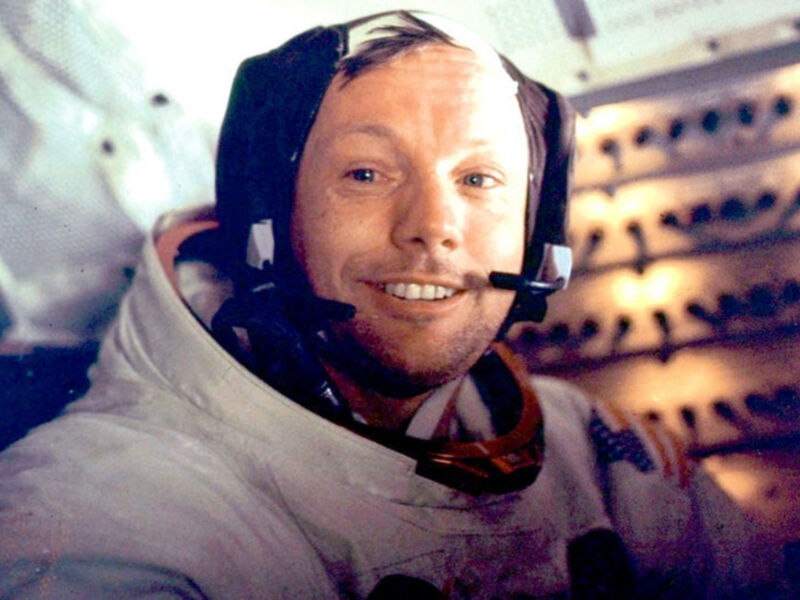 Ástronauta sonriente en traje espacial, retrato de la exploración espacial.