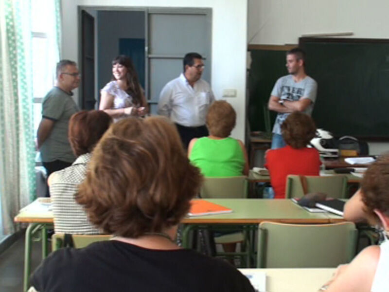 Grado de discusión en una sala de clase con profesores y estudiantes.