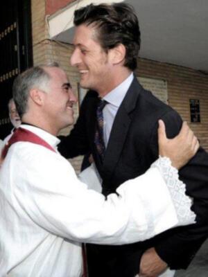 Amaia Salamanca y Rosauro Baro, cada día más cerca de la boda fotografiados junto al cura que casa a los famosos 