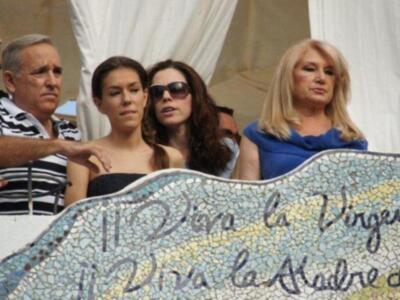 Gloria Mohedano con su familia, los únicos que presenciaron el paso de la virgen de regla en la casa de Rocío Jurado