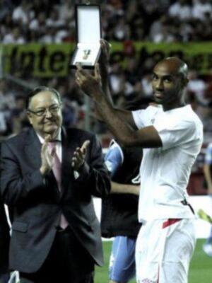 Kanoute se despide con un homenaje de Unicef a beneficio ciudad de los niños de África