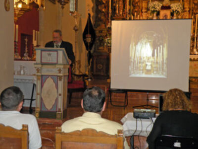 Provincia.D. Fernando Rodríguez- Solís exalto con su audiovisual, las anécdotas y curiosidades de las Hermandades del Dulce nombre del niño Jesús en Alcalá del Río.