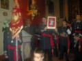 Imagen de una ceremonia militar en un templo, con soldados uniformizados y banderas militares.