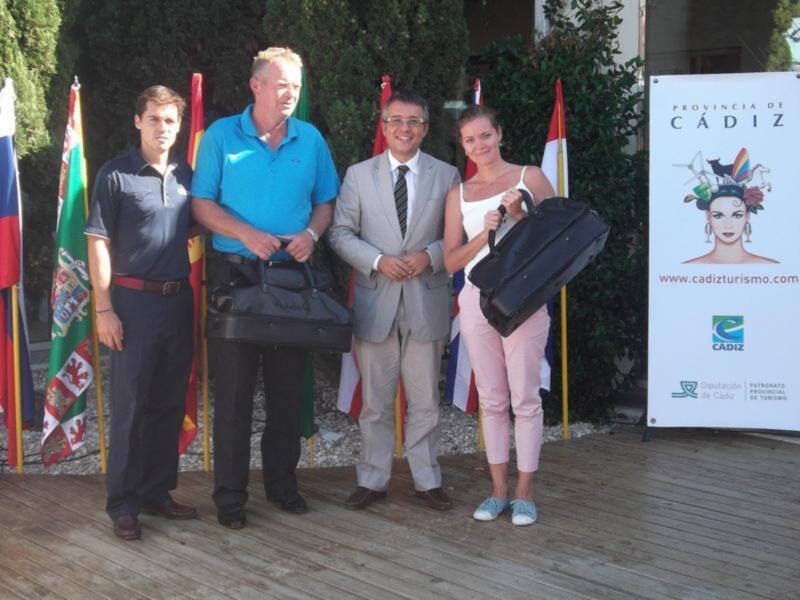 Presentación oficial en Cádiz con representantes y banderas de diferentes países.