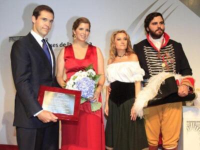 Luis Alfonso de Borbón y su esposa padrinos de la magnifica fiesta aniversario de la revista Escaparate en Sevilla