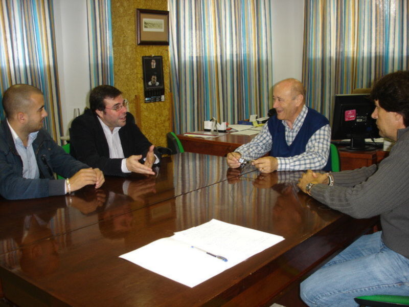 Reunión de negocios en una oficina con un ambiente profesional y documentación en la mesa.