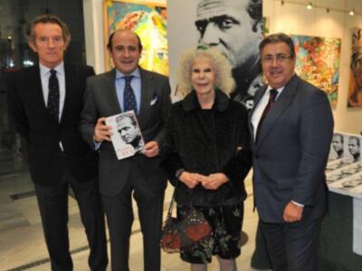 Los duques de Alba asisten a la presentación de la biografía del rey