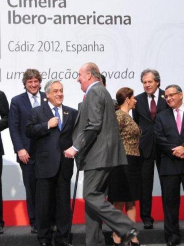 Participantes en la Cumbre Iberoamericana en Cádiz, 2012, intercambiando saludos.