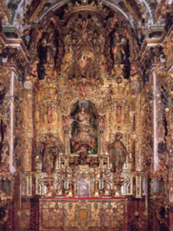 Altar barroco ornado con dorado y esculturas religiosas, destacando la figura central de la Virgen María.