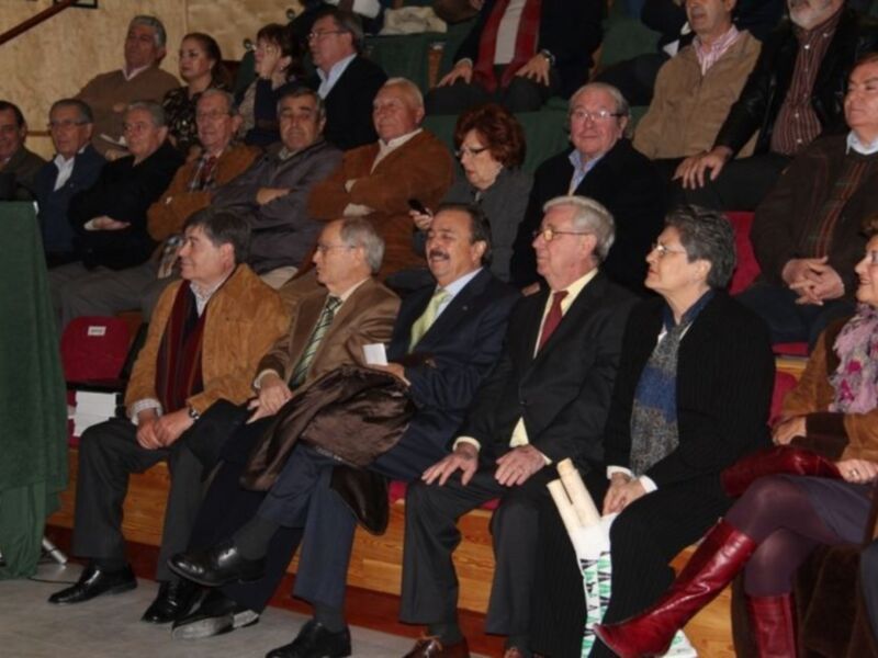 Auditorio lleno de personas en un evento público, atentas y participativas.