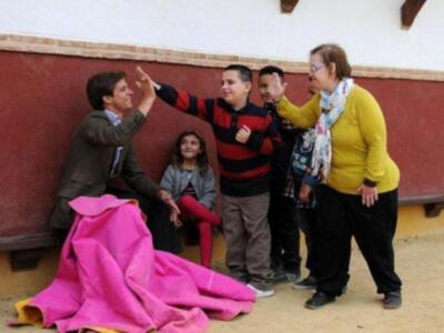 "El Juli" realiza un calendario solidario para niños con deficiencia mental