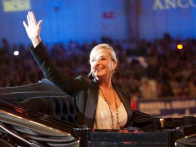 Alfonso Díez ejerce de duque de alba y entrega premio a Bo Derek