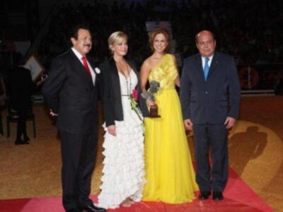 Alfonso Díez ejerce de duque de alba y entrega premio a Bo Derek